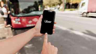 Uber é condenada a pagar mais de R$ 4 milhões a taxistas na França