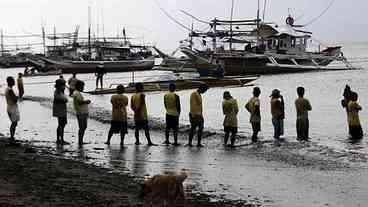 Navio com 251 passageiros a bordo naufraga nas Filipinas