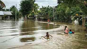 Socorristas buscam por vítimas de tempestade nas Filipinas