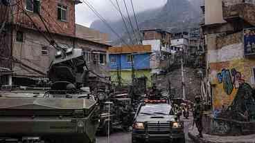 PM intensifica ação na Rocinha em busca de armas e criminosos