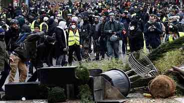 Polícia entra em conflito com manifestantes do 'colete amarelo' em Paris