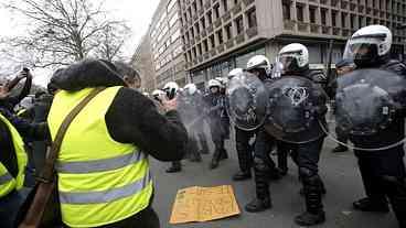 Manifestantes formam barricadas e incendeiam objetos nas ruas de Paris