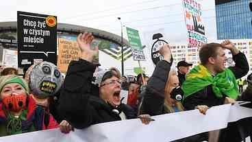 Manifestantes protestam durante a COP24 na Polônia