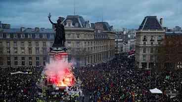 Macron prepara resposta a 'coletes amarelos' após protestos violentos