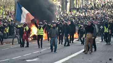 Sobe número de pessoas detidas após protestos na França