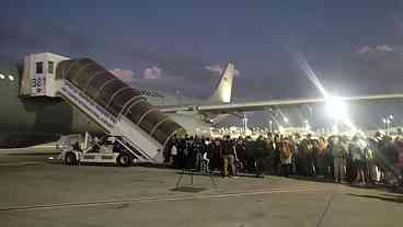 Segundo avião com brasileiros repatriados de Israel chega ao Brasil