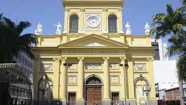 Catedral recebe flores em homenagem a vítimas de atirador