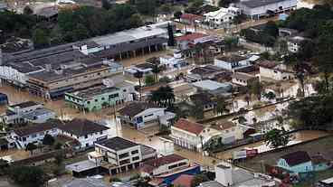 Novos temporais atingem Santa Catarina, sobe número de mortos