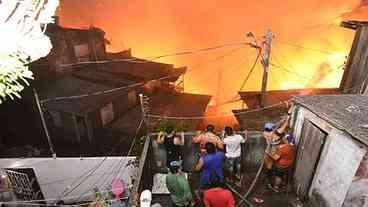 Manaus monta esquema de atendimento a famílias vítimas de incêndio