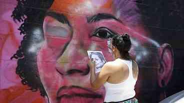 Grafites de Marielle Franco e Maria da Penha são alvo de vândalos no Rio