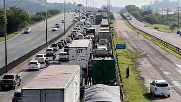 Movimento cresce em aeroportos, estradas e rodoviárias de SP