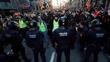 Separatistas catalães bloqueiam rodovias durante visita de premiê espanhol