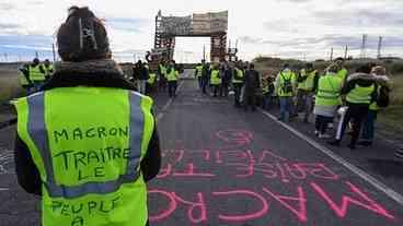 Poucos comparecem a protestos dos 'coletes amarelos' na França