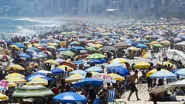 Cariocas e turistas aproveitam a praia no primeiro fim de semana do verão