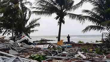 Sobe número de mortos por tsunami na Indonésia