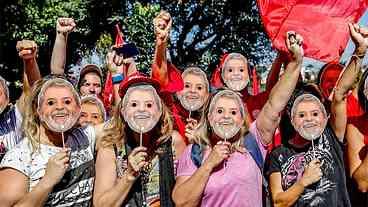 Sozinho em sua cela, Lula ouvirá cantigas do acampamento na noite de Natal