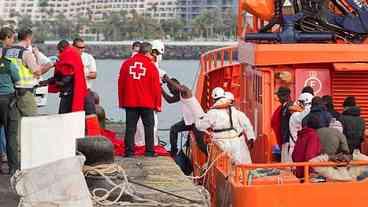 Barco com mais de 300 imigrantes chega à Espanha