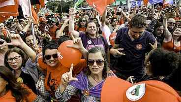 Lula passa Ano Novo na cela mas ouve homenagens de militantes