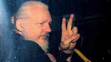 Assange é condenado a 50 semanas de prisão por violar medida de coação