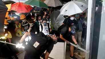 Manifestantes invadem Conselho Legislativo de Hong Kong