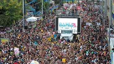 Bolsonaro é alvo de vaias e protestos nos blocos de carnaval por todo país