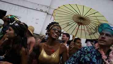 Chuva não diminui animação dos foliões no Rio