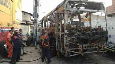 Criminosos incendeiam ônibus e explodem bomba em Fortaleza