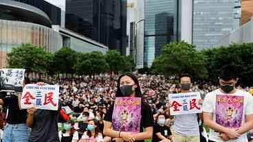 Estudantes marcham pacificamente após protestos violentos em Hong Kong