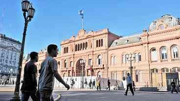 Argentina lança restrições cambiais para conter alta do dólar