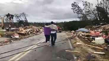 Tornado atinge Alabama deixando rastro de morte e destruição