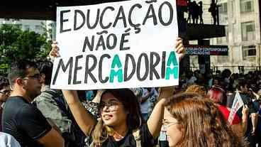 Cortes na educação e pesquisa científica afundam o Brasil