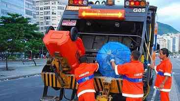 Prefeitura recolhe quase 300 toneladas de lixo após desfile no Rio