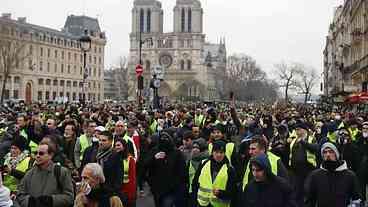 Coletes amarelos retomam protestos na França