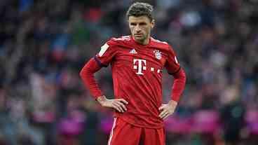 Thomas Mueller questiona técnico Loew por fim de ciclo na seleção da Alemanha