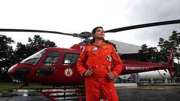 Bombeiros têm primeira mulher piloto de helicóptero 