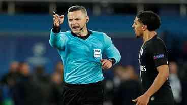 Uefa justifica pênalti assinalado contra Paris Saint-Germain com uso do VAR