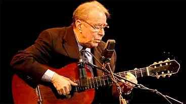 Morre João Gilberto, aos 88 anos de uma vida pródiga em talento, voz, violão e silêncio