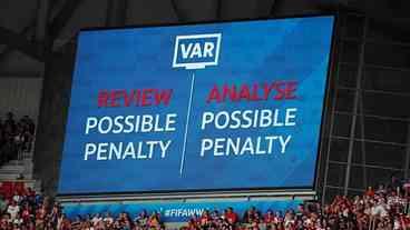 VAR não será rígido com toques de mão na Premier League, diz Mike Riley