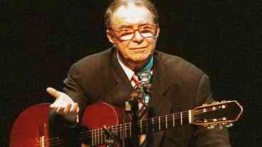 Fãs se despedem do músico João Gilberto no Theatro Municipal do Rio