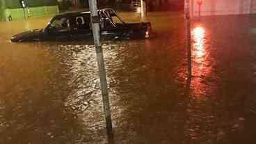 Temporal deixa mortos e alaga regiões em São Paulo