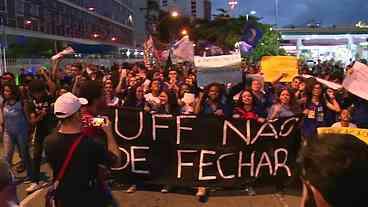 Alunos e professores da UFF protestam nas ruas de Niterói