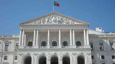 Parlamento de Portugal rejeita aumento para professores