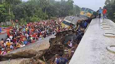 Colisão de trens deixa mortos e feridos em Bangladesh