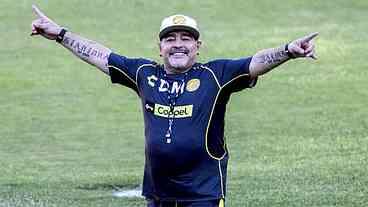 Maradona aplaudido ao se tornar treinador do pequeno ‘El Lobo’ argentino