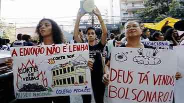 Protestos em várias cidades pedem manutenção de verbas para universidades