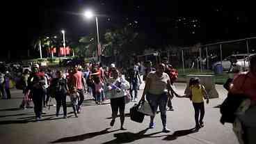 Imigrantes de Honduras partem a caminho dos EUA em nova caravana