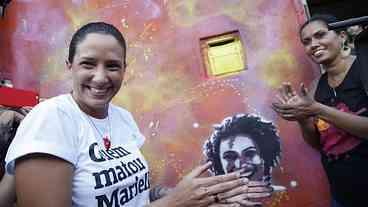 Grafites em homenagem a Marielle e Maria da Penha são refeitos