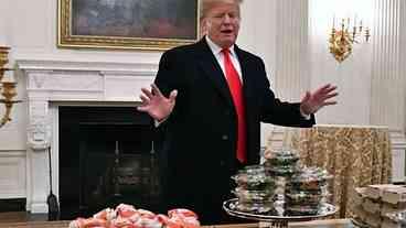 Trump serve fast-food para campeões de futebol norte-americano universitário