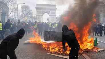 Protestos de coletes amarelos são marcados por tumultos na França