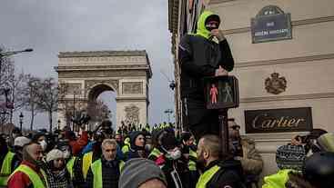 Paris limpa as ruas depois de mais um fim de semana de protestos na Champs Élysées